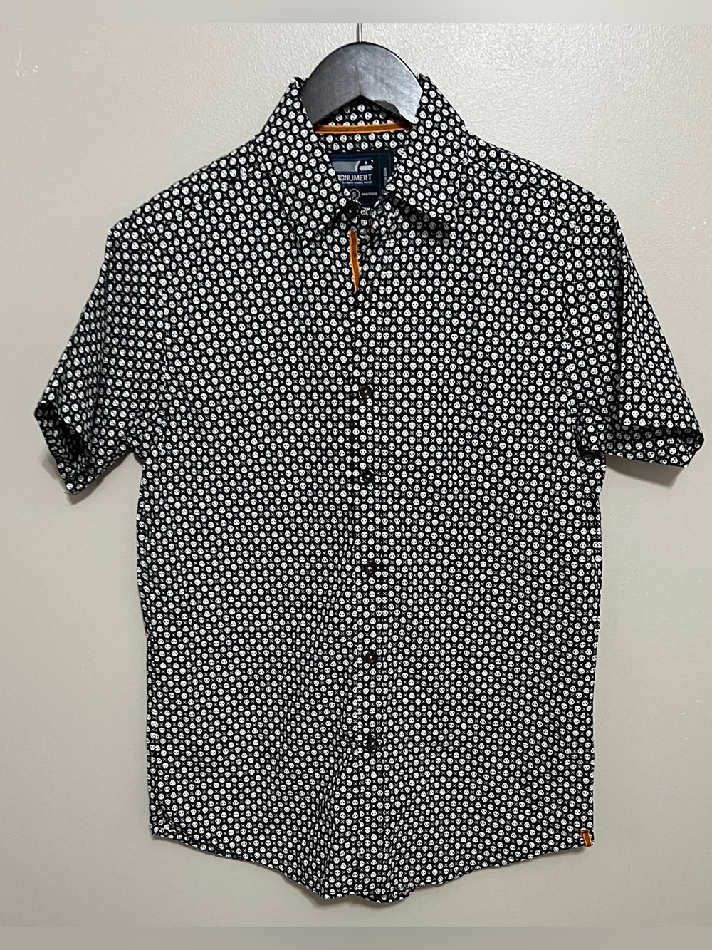 Monument Skull gothic Halloween shirt Button Down Size Small